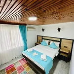 Hotel La Maison Bleue 3*